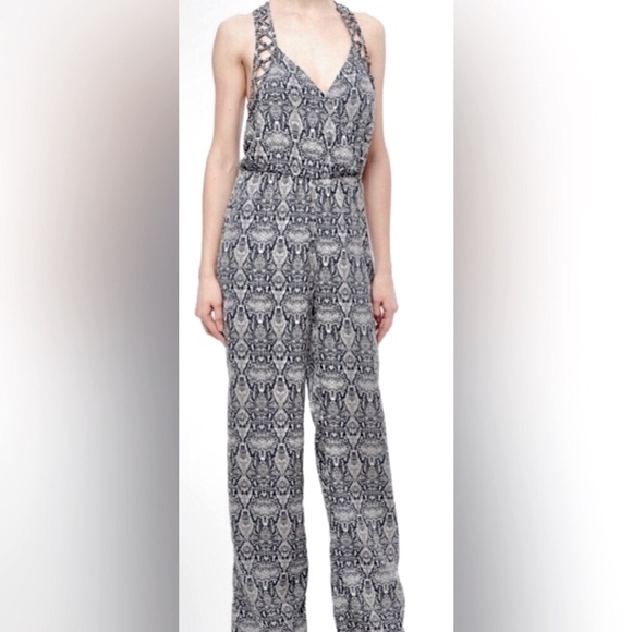 Vici jumpsuit by Aakaa beautiful semi open back, excellent condition RE $79🎉SALE - Picture 4 of 13